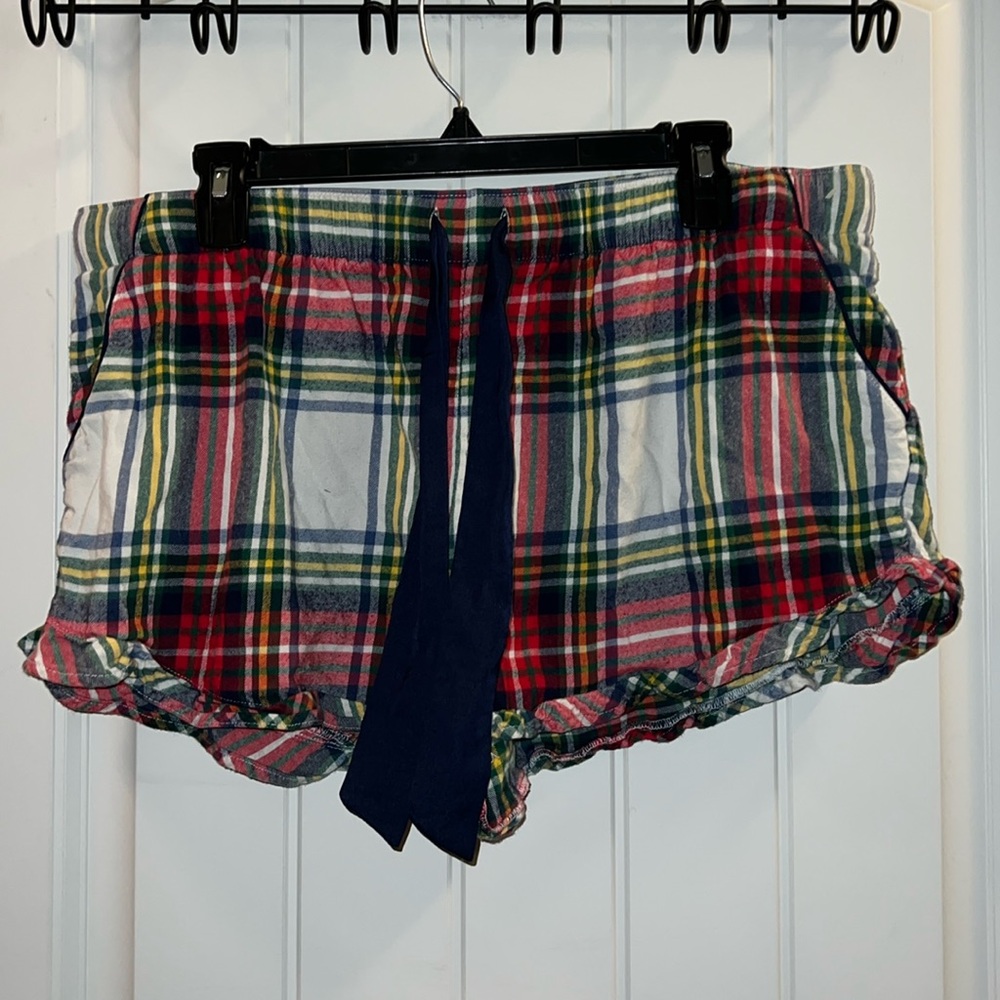 Arie strips short for bed. No holes or stains